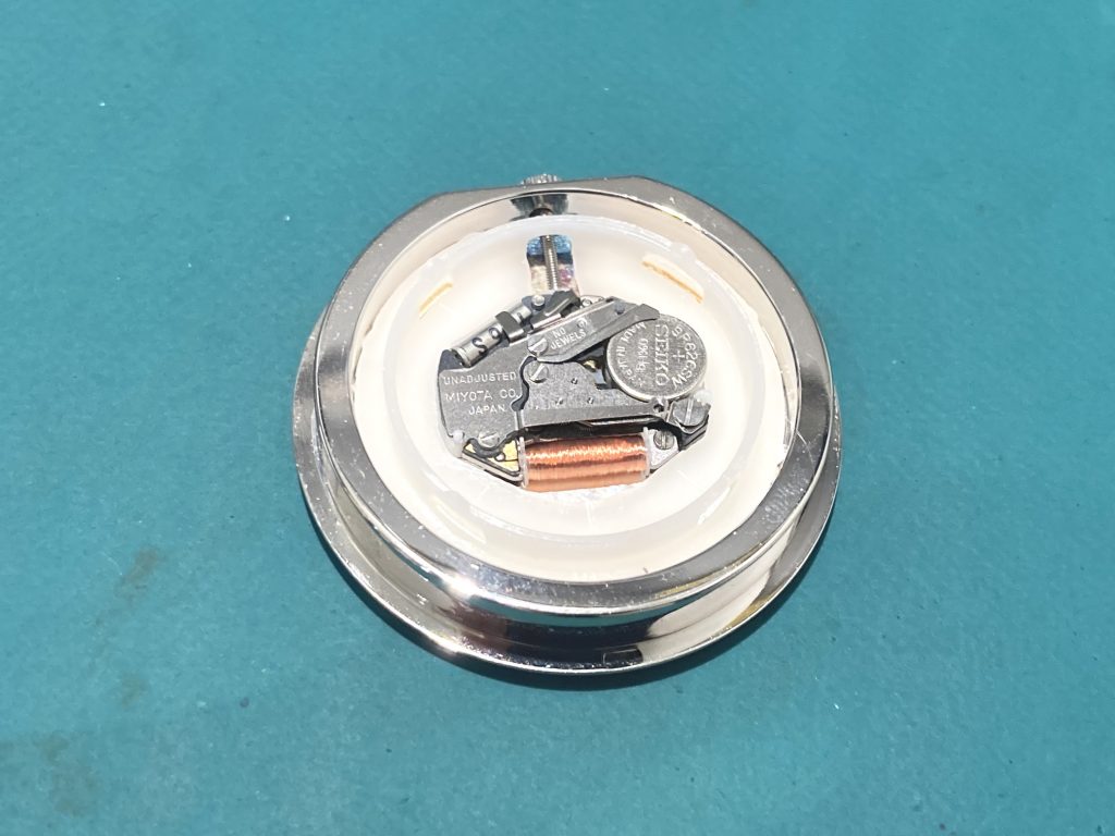 腕時計と同じ構造なら大丈夫！ ミキモトの置時計の電池交換
