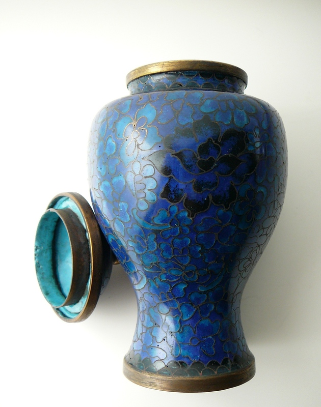 古美術品◼️蔵からかなり古そうな雰囲気の良い大きな古伊万里焼の壺