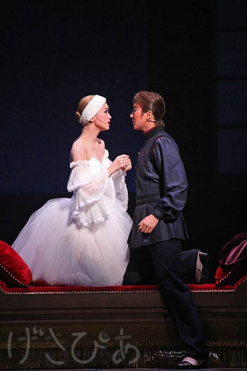 珠城りょう、トップお披露目東京公演開幕「組の皆を照らすような大きく