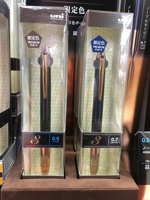 風格を感じさせるブロンズカラーを採用した3色ジェットストリーム