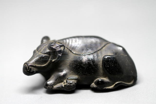 あかえびす堂 たなごころ 一虎 在銘 臥牛 根付