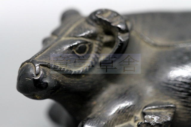 あかえびす堂 たなごころ 一虎 在銘 臥牛 根付