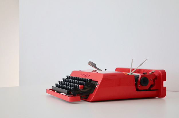 オリベッティ バレンタイン(Olivetti valentine)タイプライター