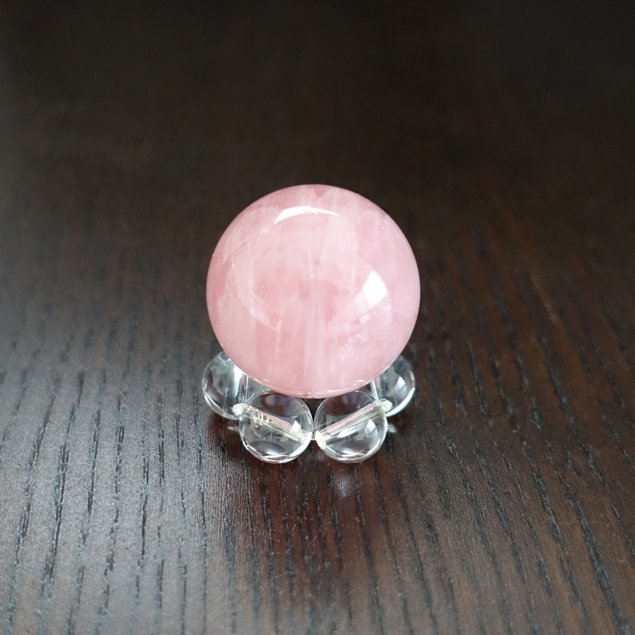 ローズクォーツ丸玉Aグレード《28mm球》水晶台座付 – 【パワーストーン