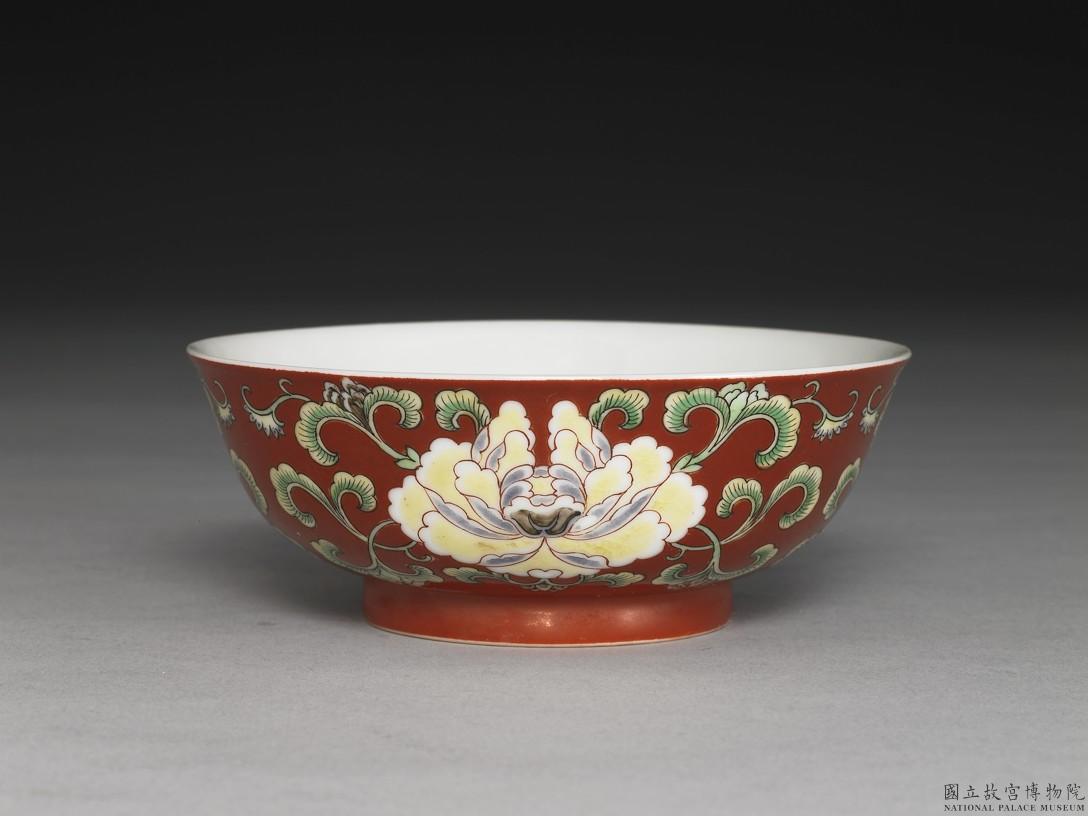 清雍正琺瑯彩五色西番花紅地茶碗