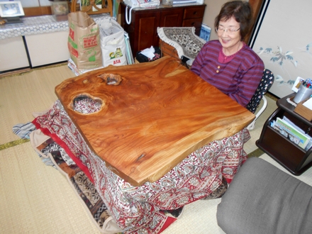欅無垢一枚板のこたつ天板、書道用机を納品しました | 一枚板