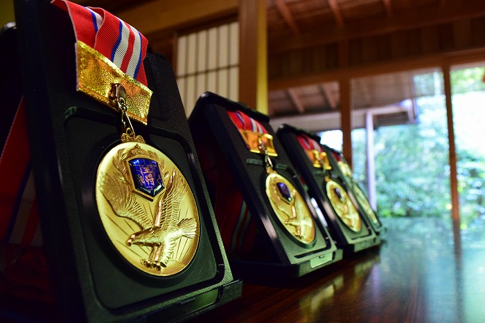 日本将棋連盟棋士バッジと金バッジ