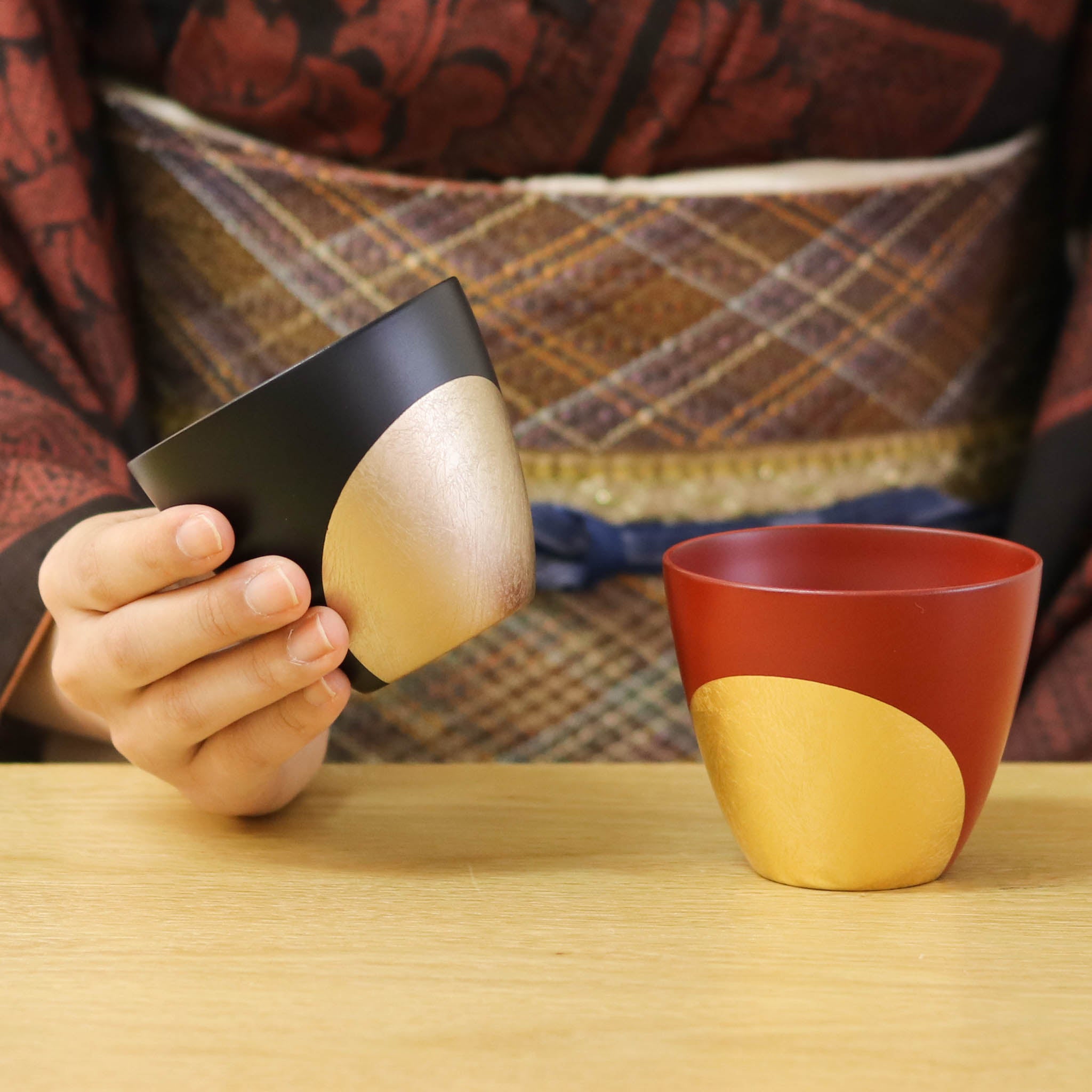 ガ*)様 【賀】黒色漆塗り 円形座卓 金箔装飾 中国 ガ*)様 【賀】黒色漆