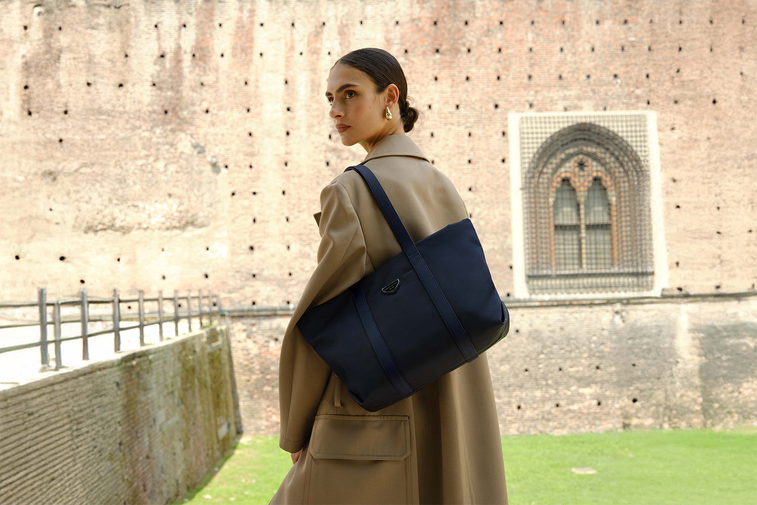 上質なレザーのA4サイズ対応レディースバッグ – イタリア(ミラノ)発の