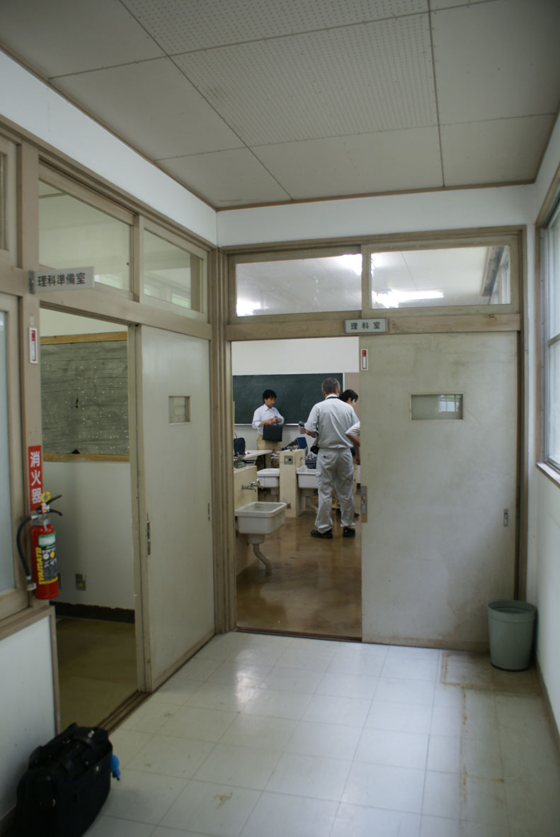 コレクター必見。旧小学校の理科室にあった物譲ってもらいました