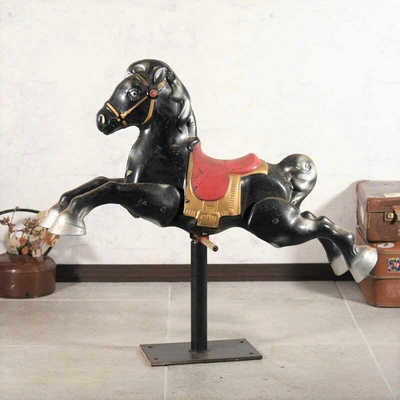 メリーゴーランドで使われていた木馬 工場 メリーゴーランドで使われ