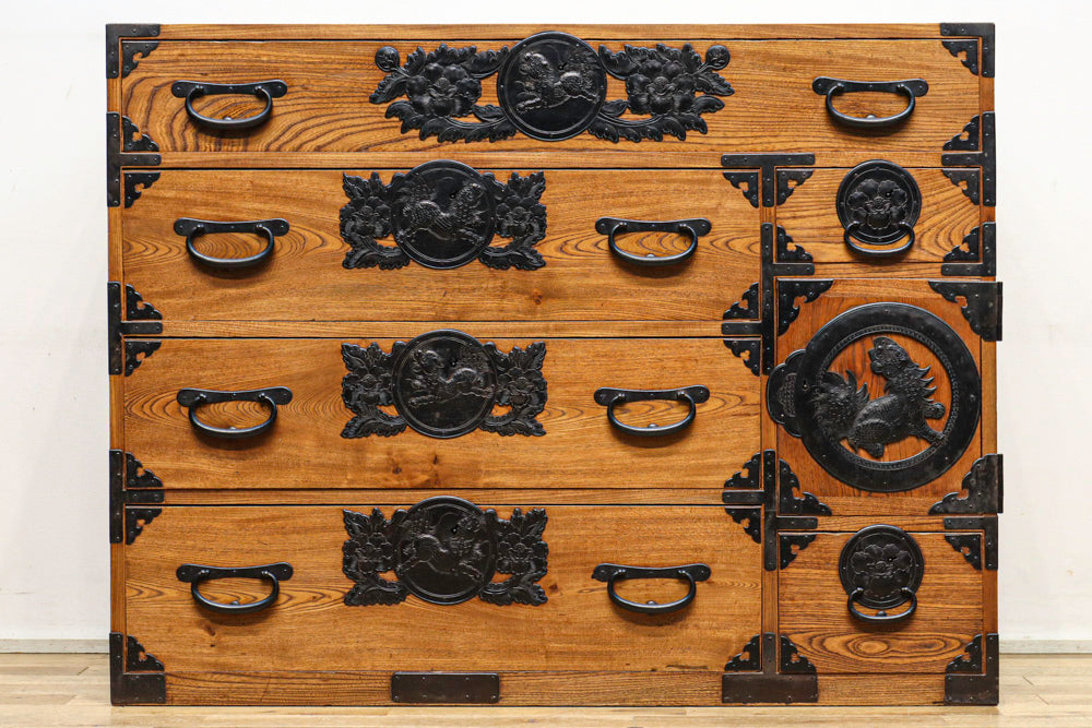 唐獅子牡丹の装飾金具が凛々しい仙台衣裳箪笥 BB1953a-MT – 古福庵