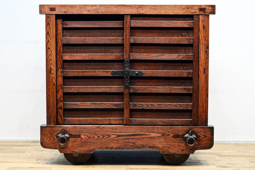 前面総欅‼ 時代の漆が見事な極上米沢車箪笥 BB2715 – 古福庵