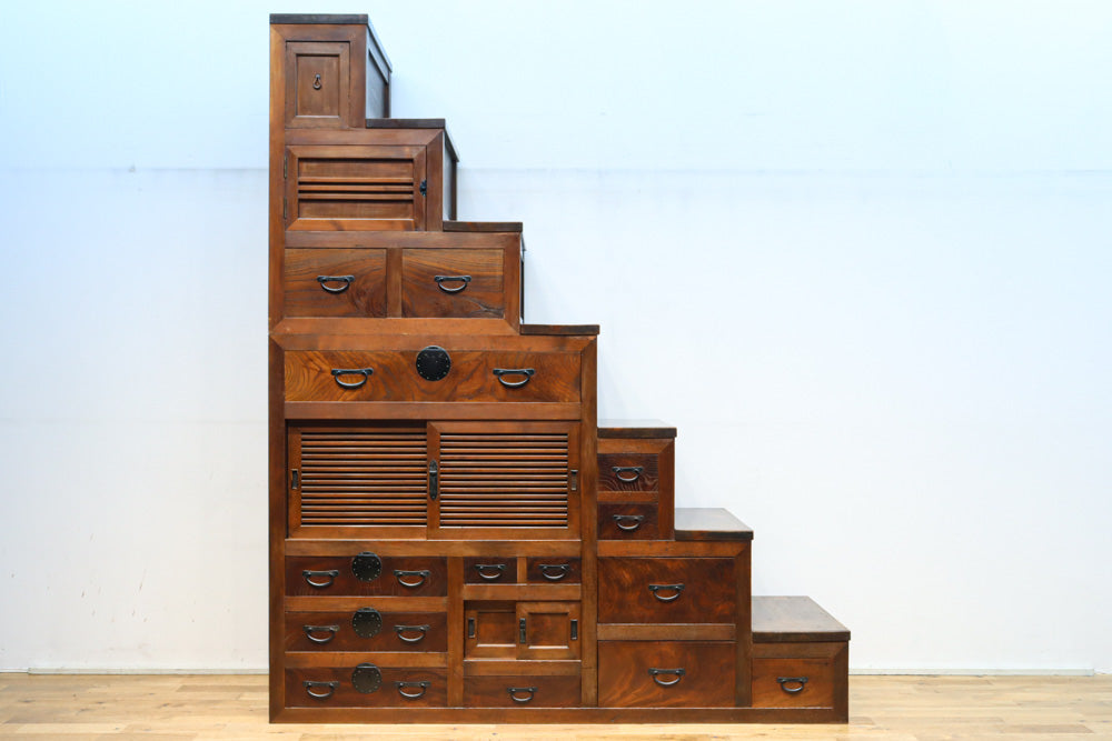 優美なけやき杢目に漆の艶やかな光沢が貫録を漂わす美濃階段箪笥