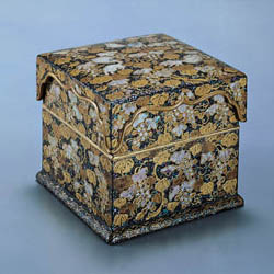 黒漆葡萄栗鼠螺鈿箔絵箱