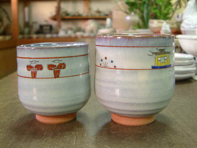 1828 九谷焼赤絵夫婦湯呑蓋付き金彩未使用