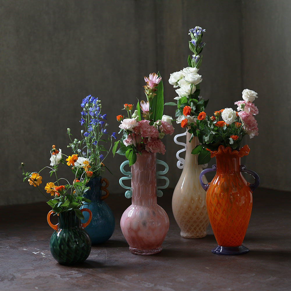 繊細なガラスで仕立てられたフラワーベース Quyen（クエン） – MAG