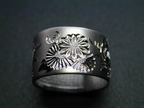 菊 和彫り 記念指輪 日本製 入手困難