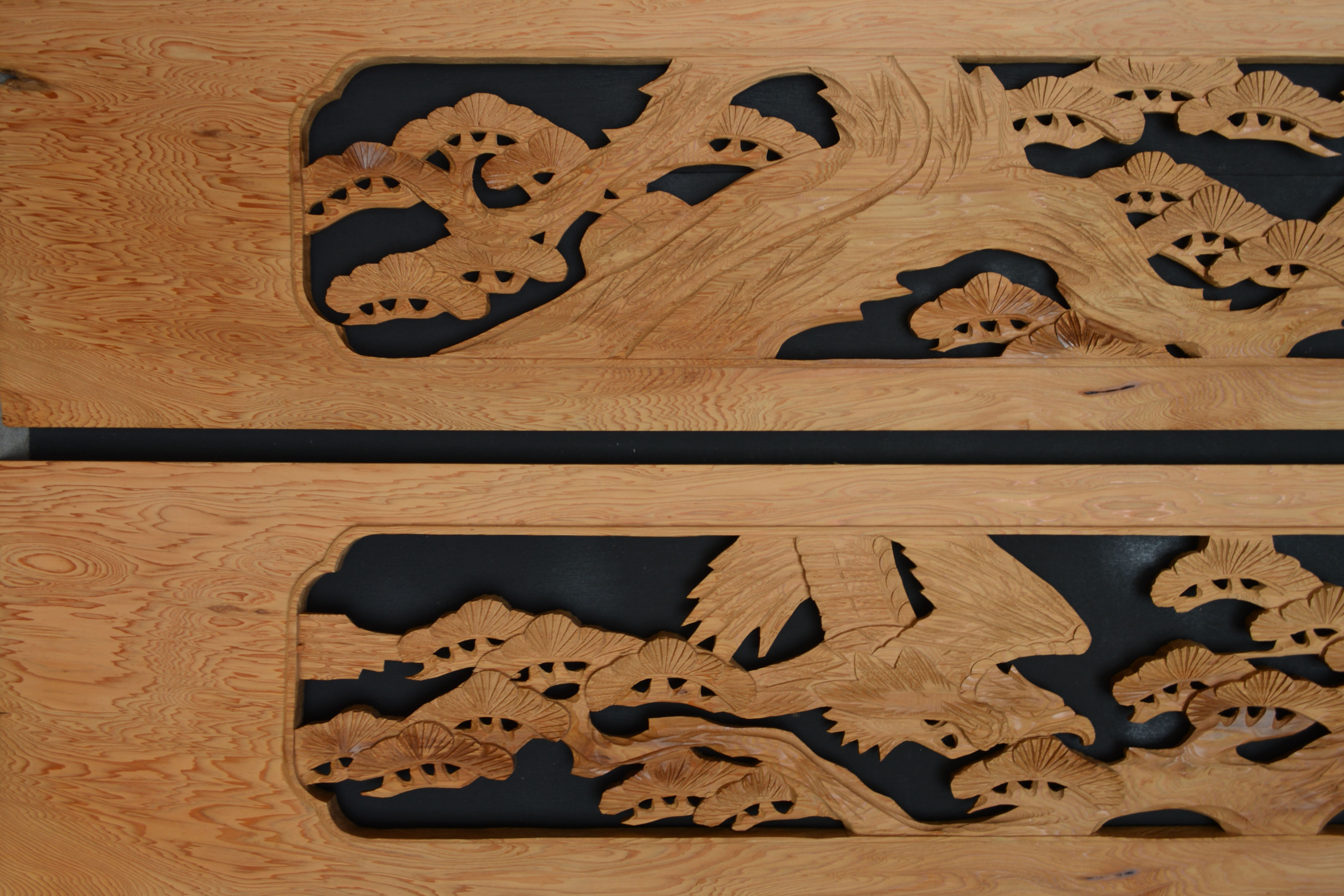 彫刻欄間の高原銘木店 ＞ 400-499 ＞ 0427 松に鷹 6尺×1尺×0.8寸 並彫