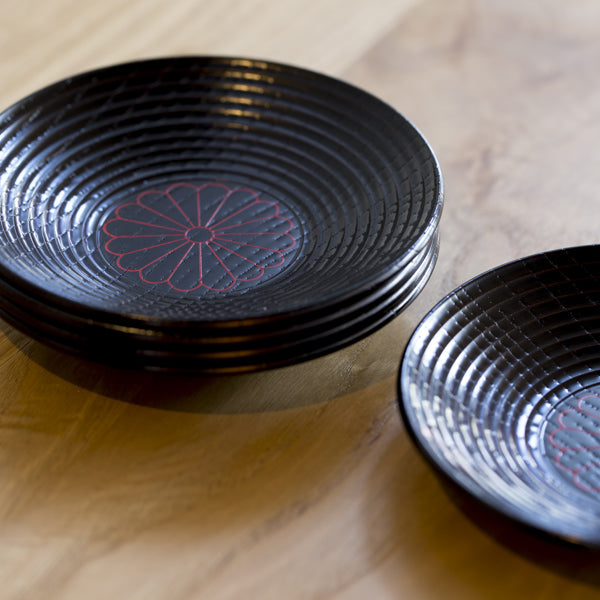 茶托(大) 五客 楕円 忠信浄錫 渡り 溜 菊彫茶托 五客セット – 象彦