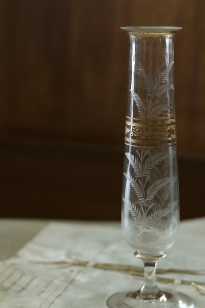 イギリス1930s'イパーン クランベリー＆ヴァセリン(ウラン)フラワー