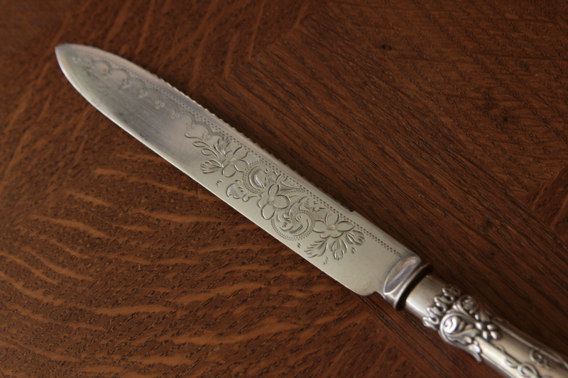 英国ヴィンテージ♡クラシカルで緻密なレリーフ模様の銀色ナイフ♪