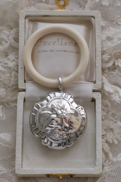 頬杖天使のベビーラトル シルバープレート ボーンハンドル フランス