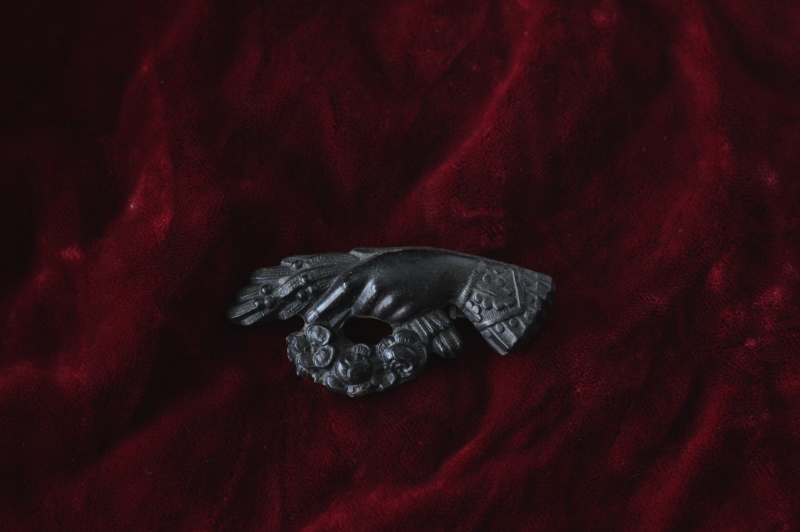 アンティークヴォルカナイトブローチ 貴婦人の手 イギリス モーニング