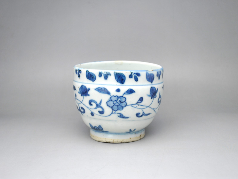 中上 ///NAKAGAMI - 古染付 花唐草文茶碗 | 古美術品専門サイト