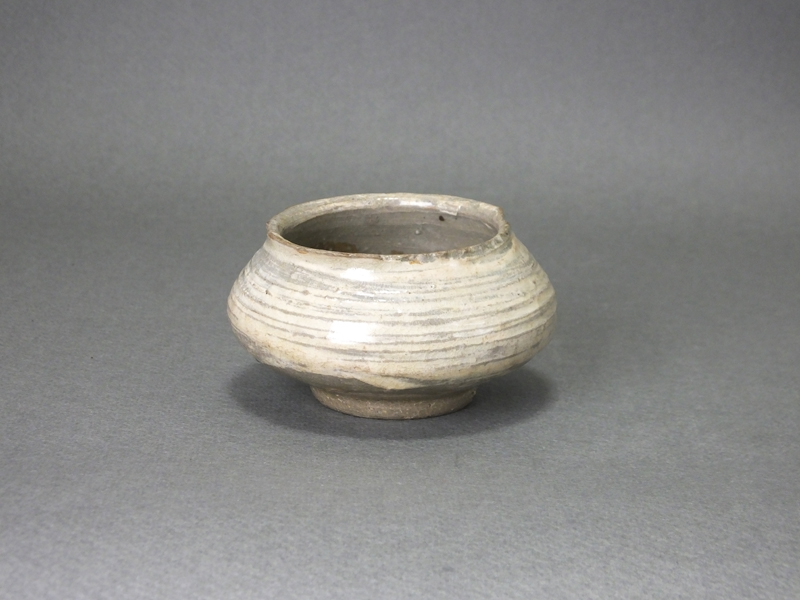 黒高麗塩笥小壺・李朝初期・ぐい呑み 黒高麗塩笥小