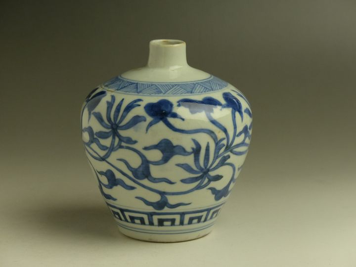 古美術 猫 - 南紀男山焼染付花文瓶 | 古美術品専門サイト fufufufu.com