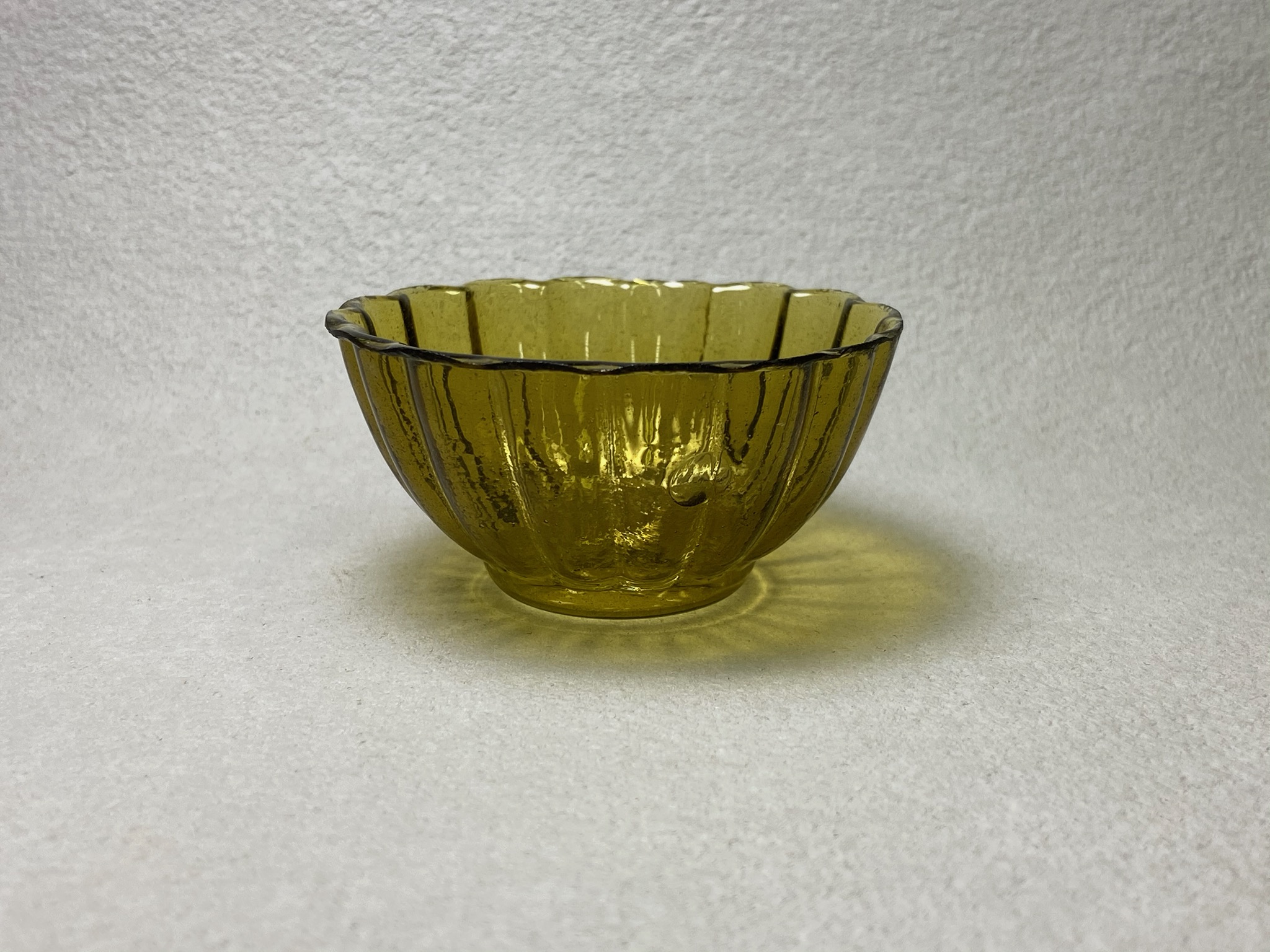 甍堂 - 江戸ガラス型吹き黄色菊形盃 | 古美術品専門サイト fufufufu.com