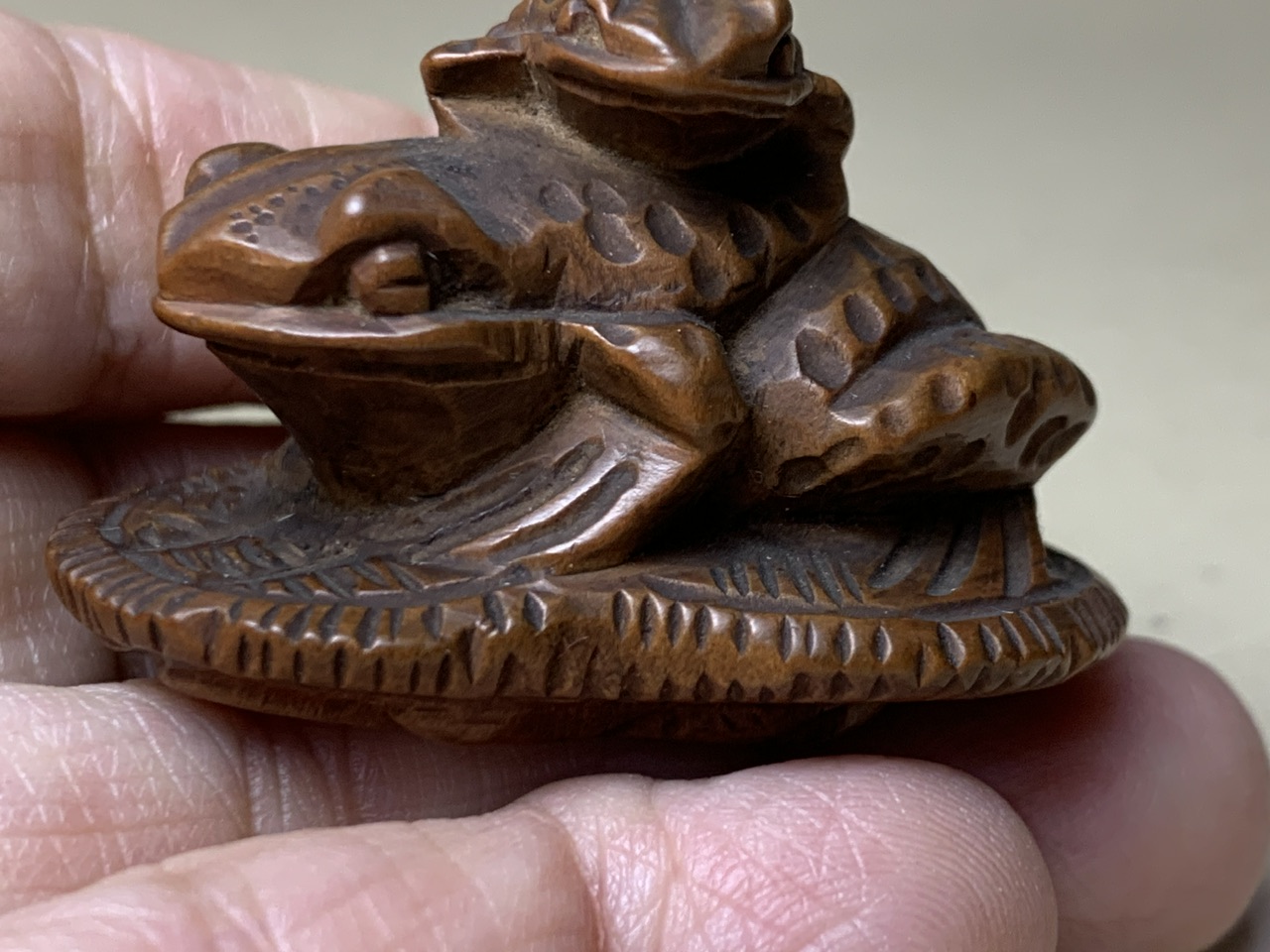 81kp78 木彫 根付 蛙 提げ物 無銘 81kp78 木彫 根付 蛙 提げ物 無銘