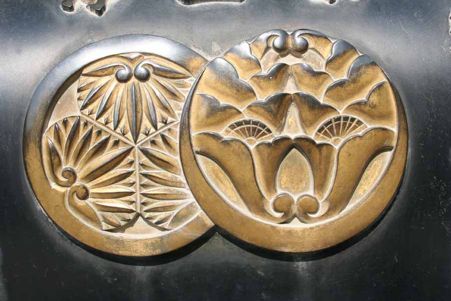 丸に抱き花杏葉 金焼物 家紋 抱花杏葉 – 家紋DB