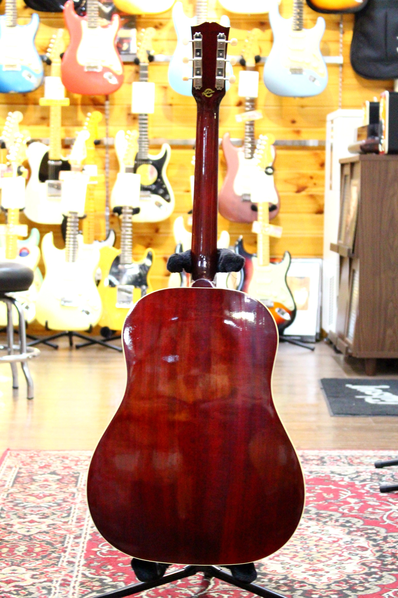 ギブアコ・セール】60年代モチーフ、ワインレッドカラーのJ-45