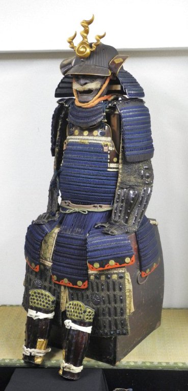 鉄地 上杉笹紋 緋縅鎧一式 八間筋兜 八幡大菩薩前