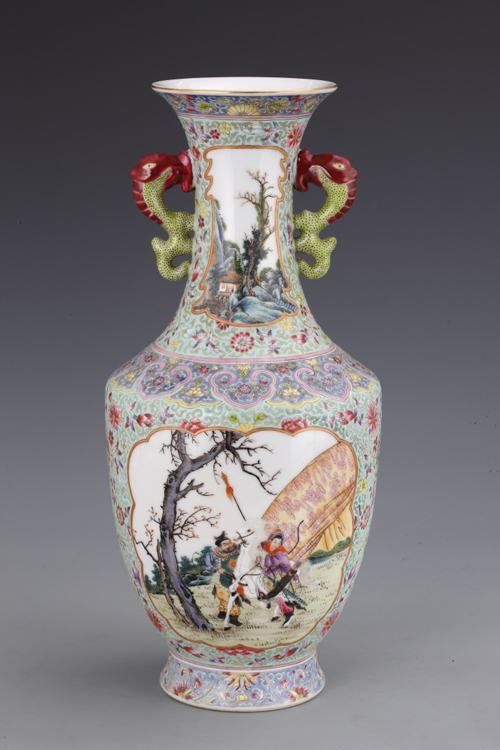 乾隆年製 粉彩 色絵 双耳 花卉人物瓶。年代物 民国乾隆款