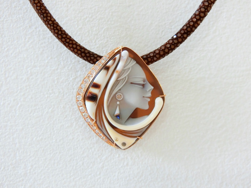 ロザリオ・メンネッラ］ジュエリーショップ、レガーロダルマーレお