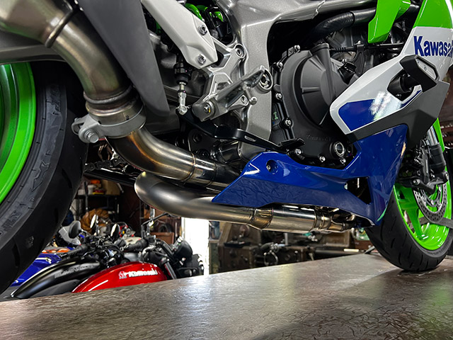 ZX-4R/RR POWERBOX PIPE | 忠さんが陣頭指揮をとってマフラーを開発し