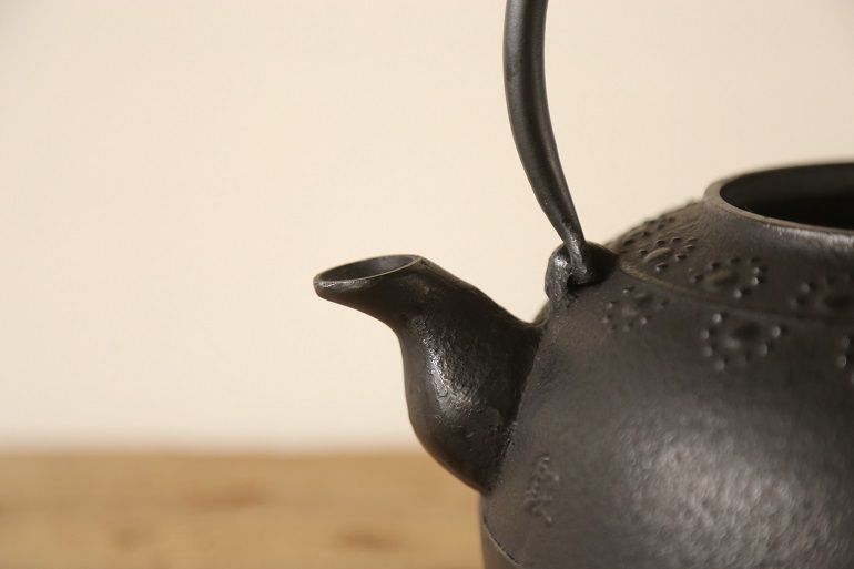 シンプルな花模様が可愛らしい南部鉄瓶 mi・estilo｜ミ・エスティーロ