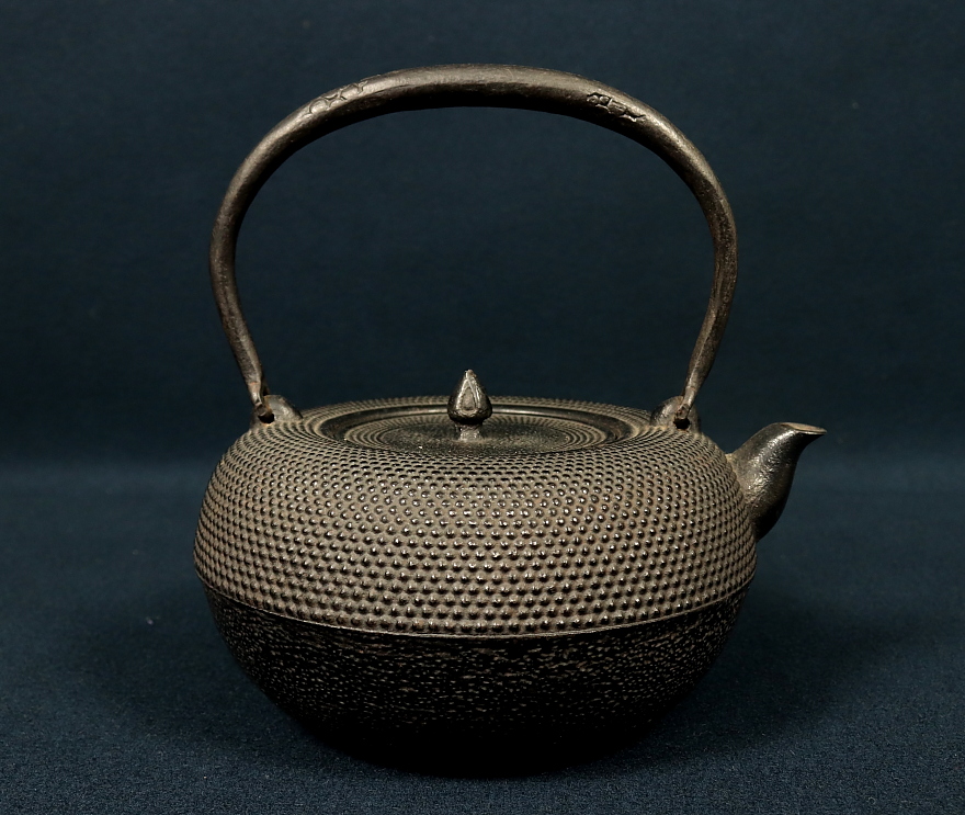 98 鉄瓶 梅地紋 釜師 高橋敬典 人間国宝 染付蓋 徳泉 共箱