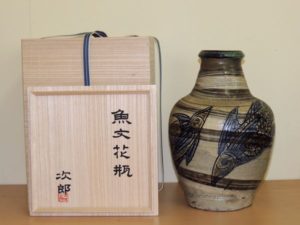 骨董品の美女が酒を注ぐ。徳利。急須。家具。置物を飾る