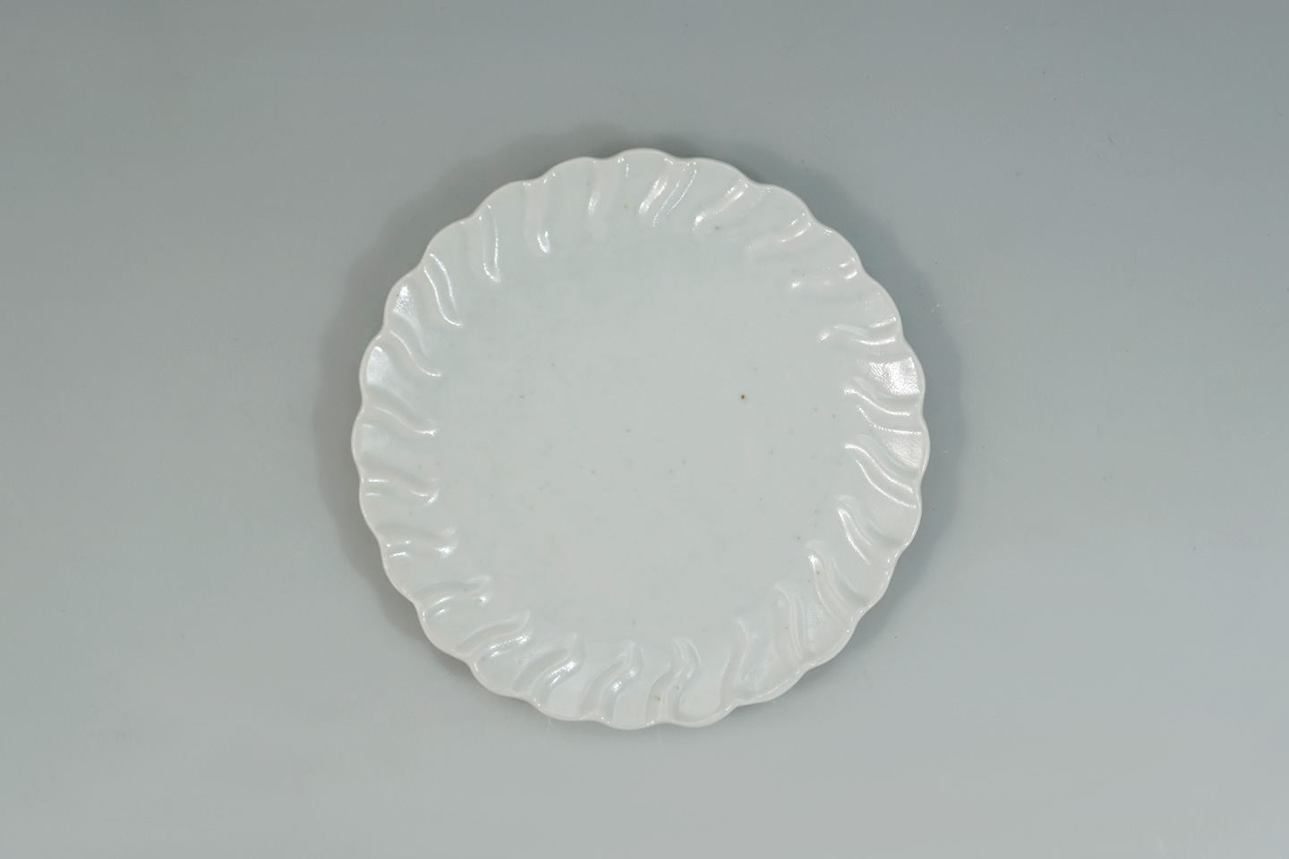 白瓷捻輪花四寸皿 - 【公式】田代陶器店 TASHIRO TOUKITEN オンライン