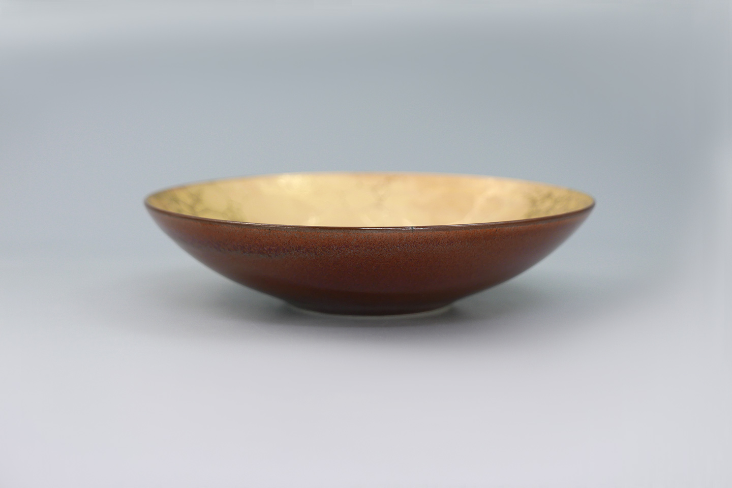 青白磁6寸浅鉢(窯変) - 【公式】田代陶器店 TASHIRO TOUKITEN