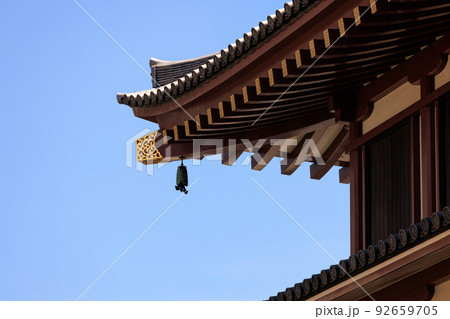 寺の軒下に吊るされた風鐸の写真素材 [92659705] - PIXTA