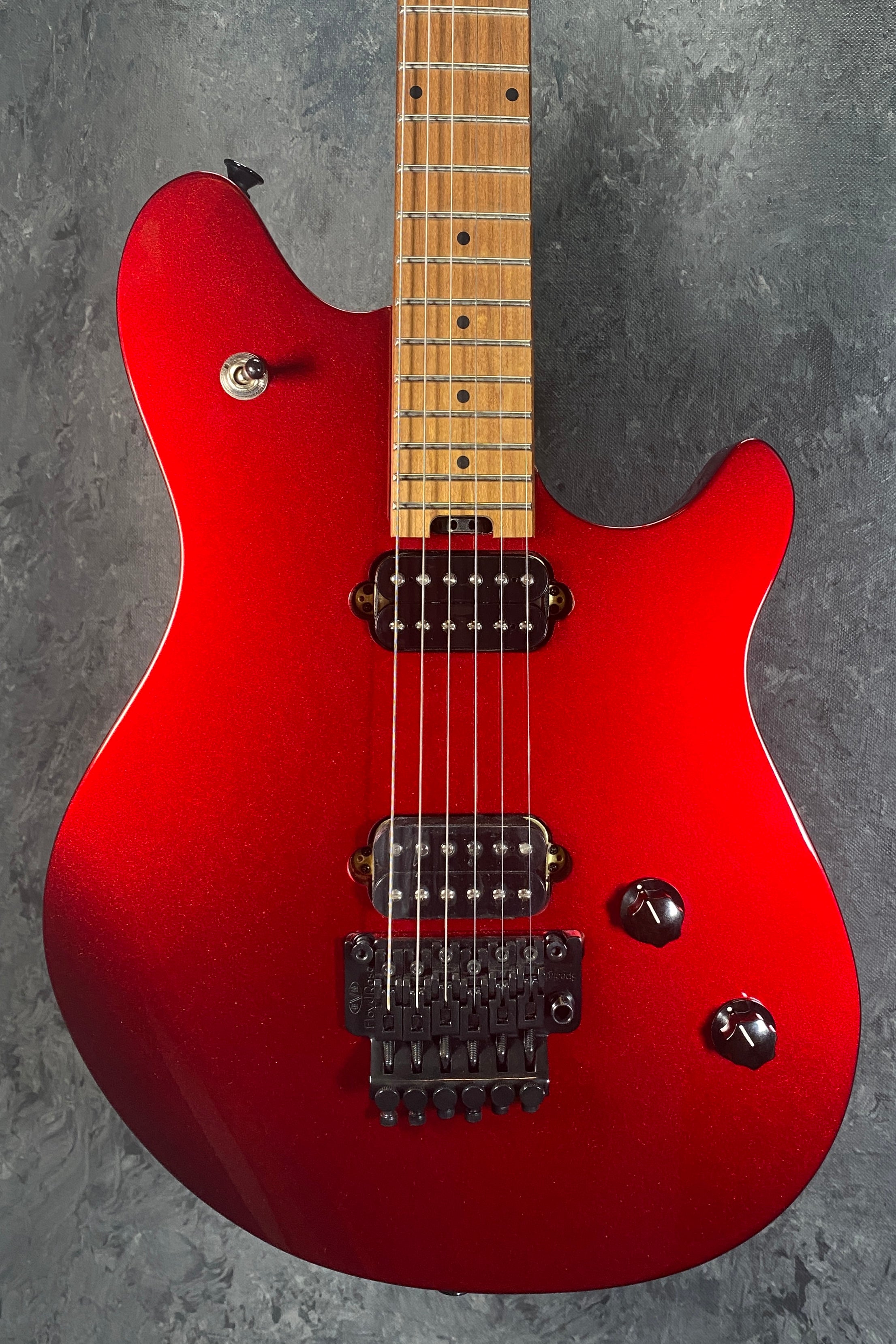 EVH WOLFGANG STANDARD, BAKED MAPLE FINGERBOARD, STRYKER RED