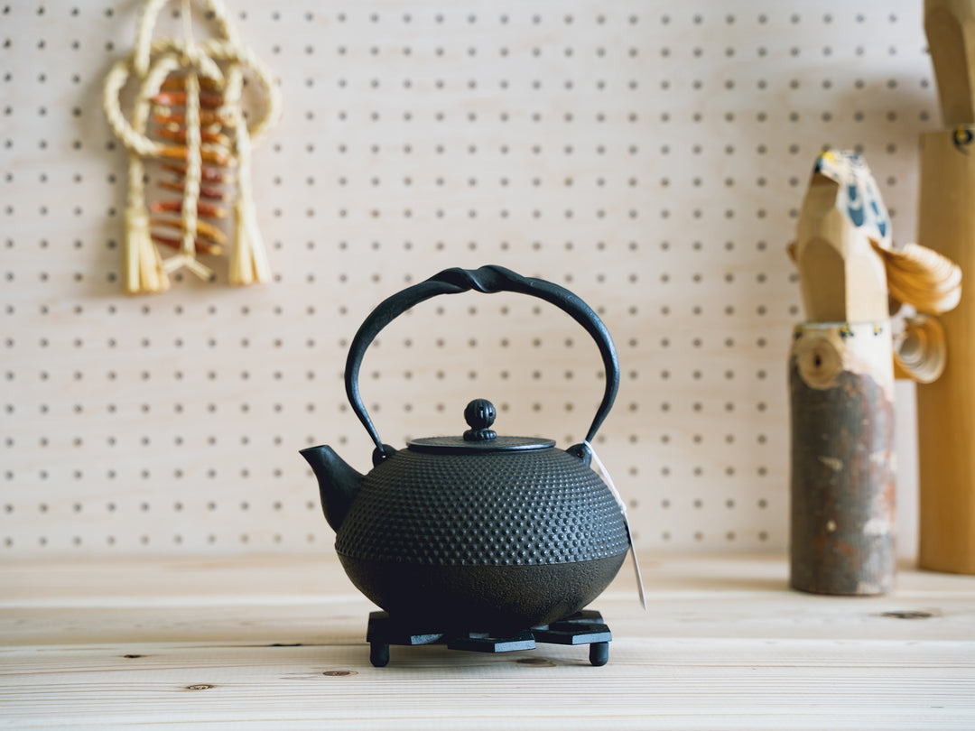 鉄瓶 龍盛堂 花模様 鉄瓶 黒色 鋳鉄製 【公式通販】