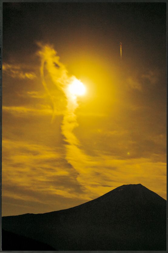 金雲から明るい光へ昇る龍 金雲から明るい光へ昇る龍 金雲から明るい光