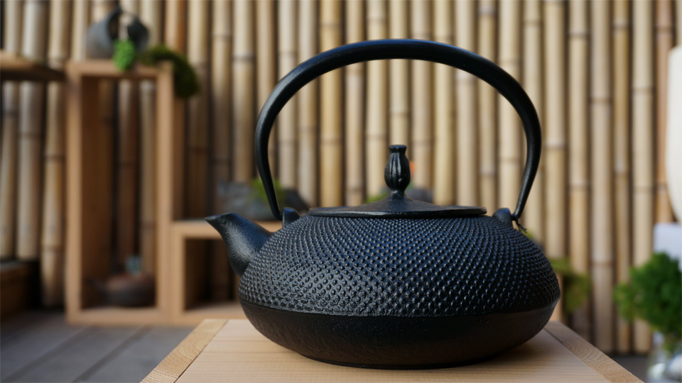 岩手・水沢より、南部宝生堂（及富 OITOMI）の南部鉄瓶、新入荷しま