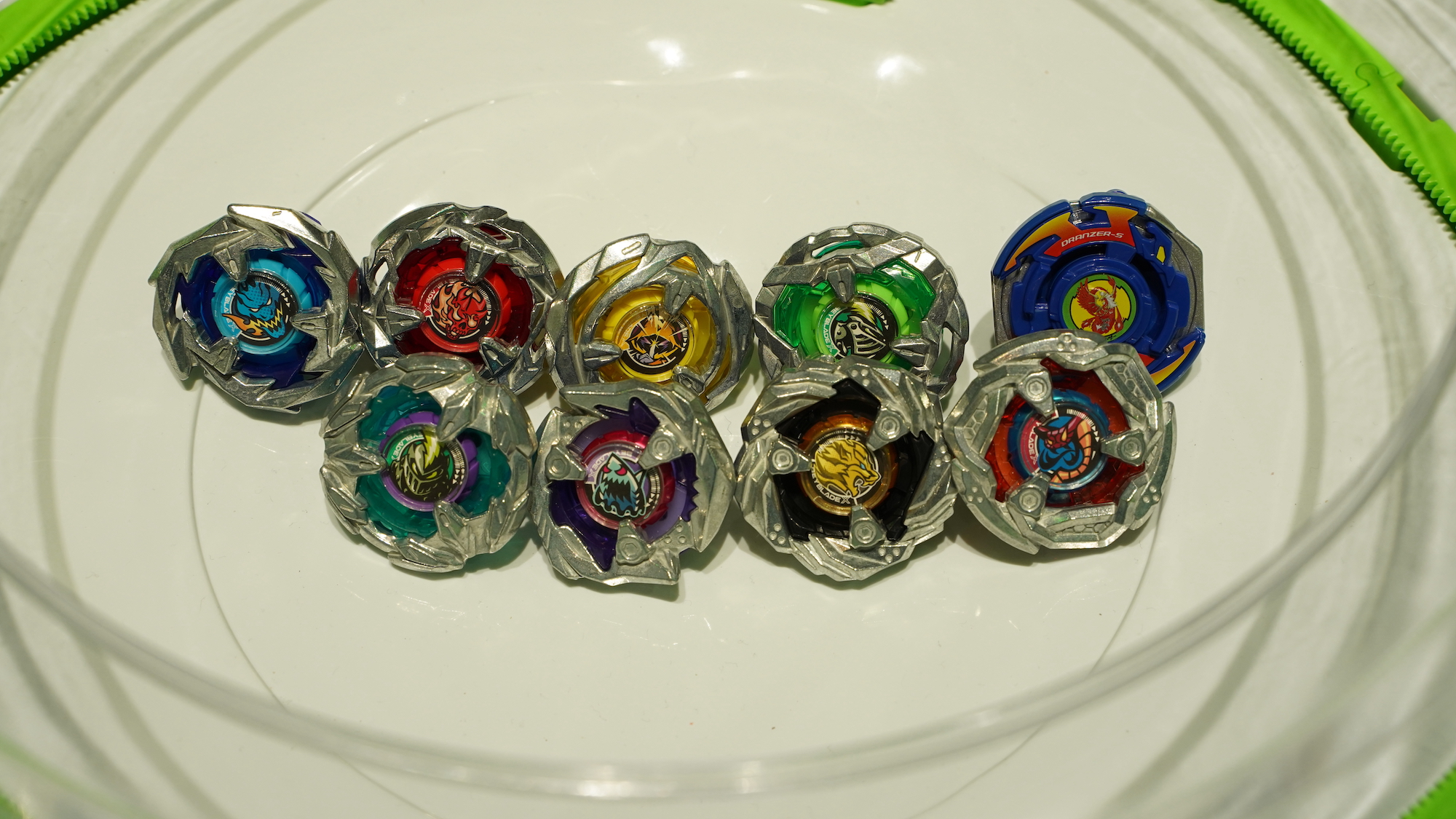 メタルファイトベイブレード約50個と競技用スタジアムのセット